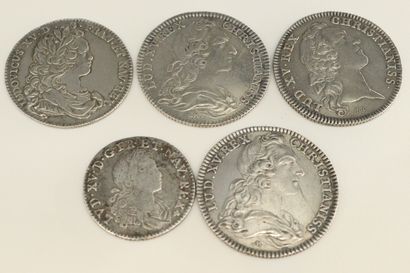 null Cinq pièces en argent Louis XV :

- une pièce sixième d'écu dit " de France-Navarre...