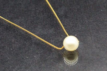 null Necklace in yellow gold 18K (750) holding a Japanese akoya pearl.

Necklace...