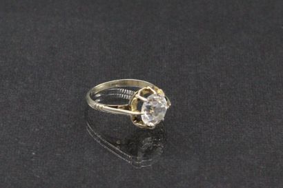 null Solitaire ring in 18k (750) white gold set with a white stone.

Eagle head hallmark.

Finger...