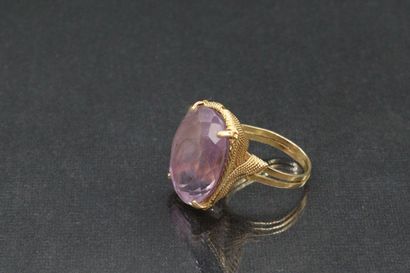 null Yellow gold ring 18K (750) decorated with a cushion-cut amethyst.

Gross weight...