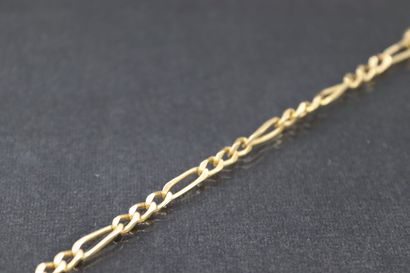 Débris d'or jaune 18k (750) : bracelet cassé.

Poids...