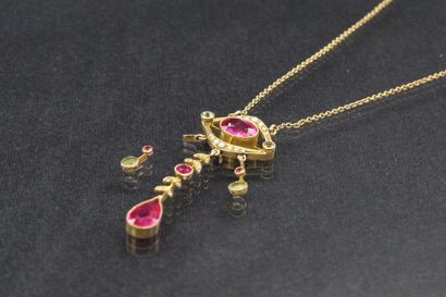 
Pendant and chain in 9k gold (375) decorated...