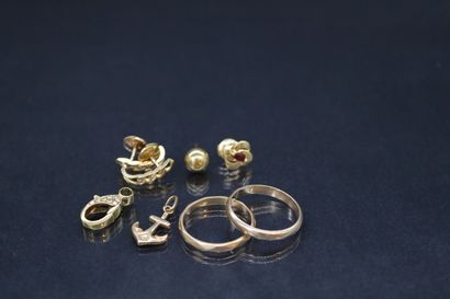 null Lot of 18k (750) yellow gold including two wedding rings, a pair of earrings,...