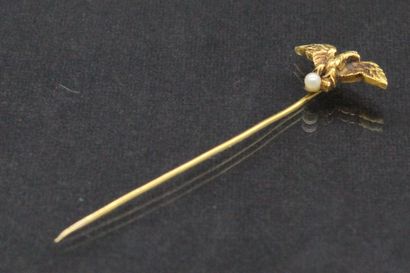 null 18k (750) yellow gold pin ending in an eagle holding a cultured pearl in its...