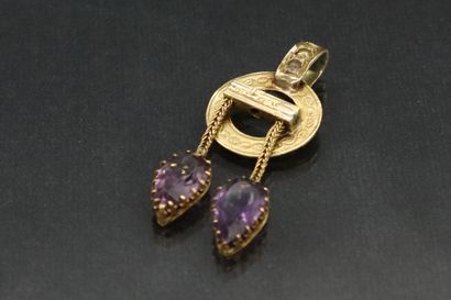 null Circular pendant in 18K (750) yellow gold set with two amethyst pendants.

Gross...