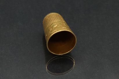 null Thimble in 18k (750) yellow gold showing a group of young seamstresses at work....
