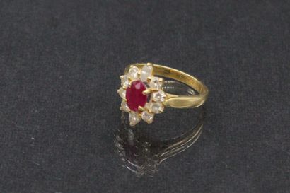 null Daisy ring in 18k (750) yellow gold set with a ruby and diamonds.

Eagle head...