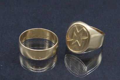 Lot of two 18K (750) yellow gold rings including...