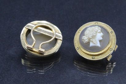 null Paire de clips d'oreilles en or jaune 18k (750) ornée de camée agate au profil...