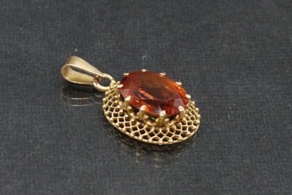 null Pendentif en or jaune 18K (750) à monture ajourée orné d'une citrine.

Poids...