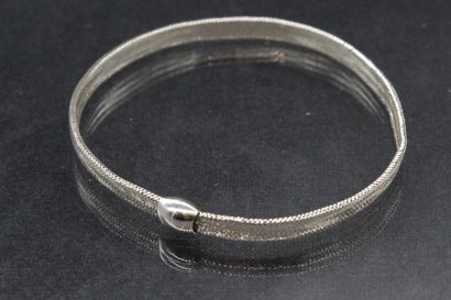 null 
Lot composé d'un bracelet souple en or blanc 18k (750) et d'un pendentif en...