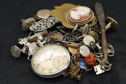 null Fonds de tiroirs :

- une montre savonnette en acier, signée Zenith

- deux...