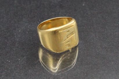 null Chevalière in 18K (750) gold engraved "PA".

Finger size : 45 - Weight : 7.68...