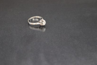 null Solitaire ring in white gold and platinum decorated with a diamond.

Eagle head...