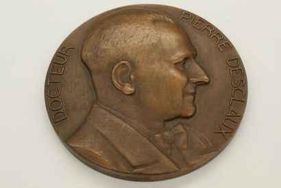null Table medal in bronze

Obverse: right profile of Doctor Pierre Desclaux, sg...