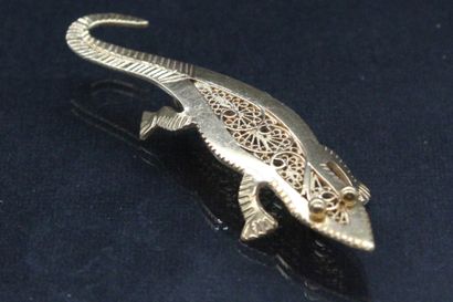 null Brooch in yellow gold 18k (750) filigree and chased figuring a crocodile. 

African...