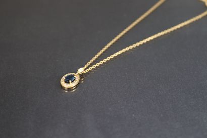 null Chaine et pendentif en or jaune 18k (750) orné d'un saphir dans un entourage...