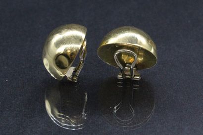 null Pair of half-sphere ear clips in 18k (750) yellow gold.

Weight : 11.92 g.
...