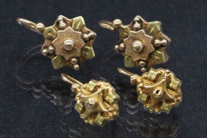 null Lot de deux paires de boucles d'oreilles en or jaune 18k (750). 

Poinçon tête...