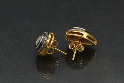 null Paire de clous d'oreille en vermeil en forme de goutte centrés chacun d'un diamant...