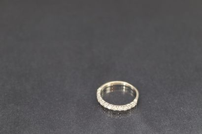 Half wedding ring in 18k (750) white gold.

Eagle...