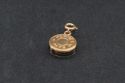 HERMES Paris

Circular pendant in gilt metal,...