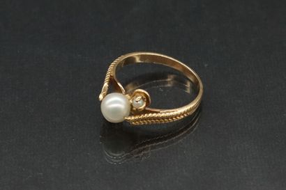 null Yellow gold ring 18K (750) decorated with three pearls.

Gross weight : 2.7...