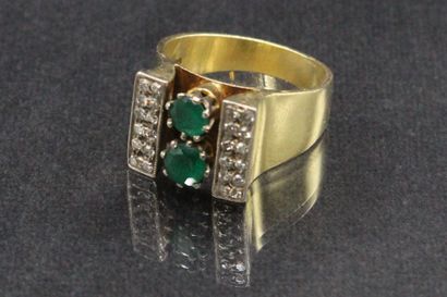 null Ring in 18k (750) yellow gold set with two emeralds surrounded by two small...
