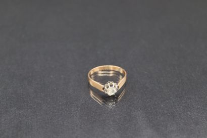 null Bague solitaire en or jaune et gris 18k (750) ornée d'un diamant taille rose.

Poinçon...