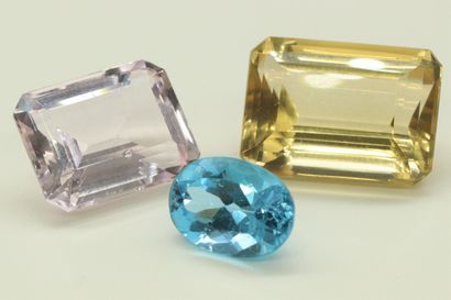 null Lot of stones on paper including a citrine, a topaz (irradiated) and a pink...
