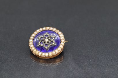 18k (750) yellow gold brooch with a blue...