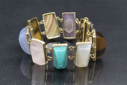null 
Bracelet in 9k yellow gold (375) decorated with hard stones.

Wrist circumference:...