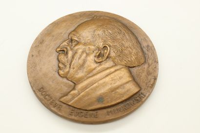 Table medal in bronze

Obverse: left profile...