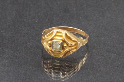 null Yellow gold ring 18K (750) decorated with a brilliant. 

Eagle head hallmark....