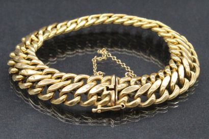 null Yellow gold bracelet 18k (750), American mesh, safety chain.

Eagle head hallmark.

Hallmark...