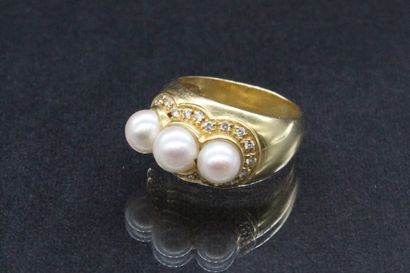 null Bague en or jaune 18k (750) ornée de trois perles de culture? dans un entourage...