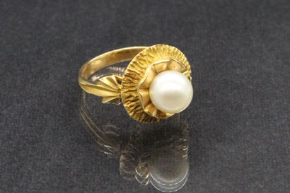 null 18k (750) yellow gold ring stylizing a flower with a cultured pearl in the center

Finger...