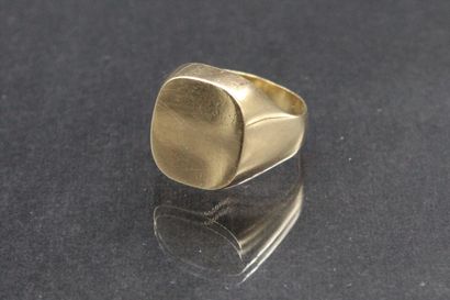 Chevalière in 14k yellow gold (585). 

Weight...