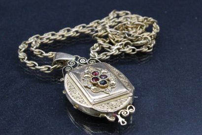null Pendant photo holder worked in yellow gold 18k (750), decorated with small garnets...