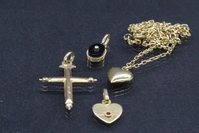 null 18K (750) yellow gold lot including : 

- a chain and pendant forming a heart...