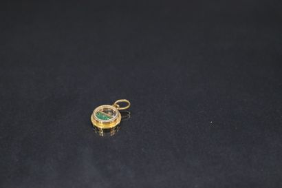 null Pendentif en or jaune 18 k (750) contenant un diamant et une mêlée d'émeraudes....