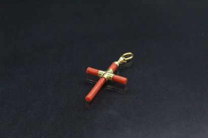 null Cross pendant in 18k (750) yellow gold and coral.

Weight : 3.35 g.