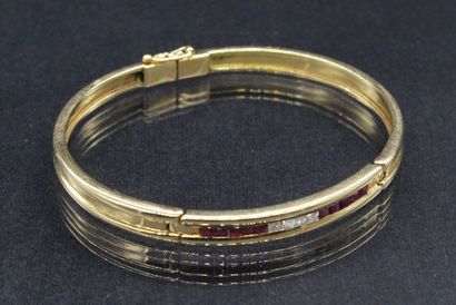 null Rigid bracelet in 18k (750) yellow gold adorned with a line of calibrated rubies...