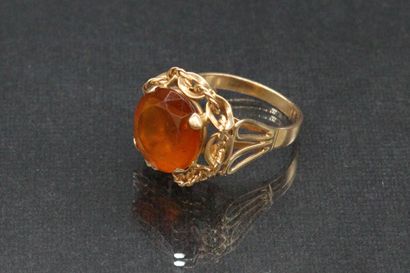 null 18K (750) yellow gold ring with openwork setting and citrine-like glass cabochon.

Gross...