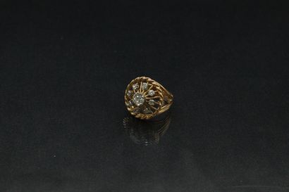 null 18k (750) yellow gold ring set with a diamond surrounded by eight small diamonds.

Finger...