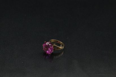 null Ring in 14k (585) yellow gold set with a synthetic pink sapphire.

Finger size...