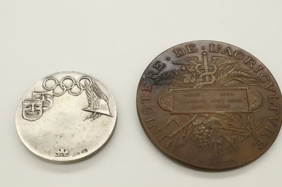 null Three table medals:

- silver (800), from ap. Veroi, Banco di Roma. Diameter...