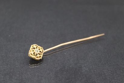 18k (750) yellow gold pin ending in a stylized...