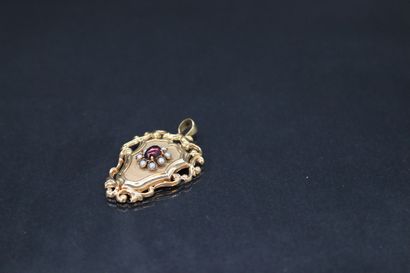 null 18k (750) yellow gold pendant with a cabochon garnet in a circle of small pearls....