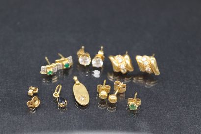 null Lot of four 18k (750) yellow gold ear studs. 

An orphan earring, two fasteners...